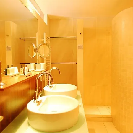 מלון Therme Laa Silent 4*